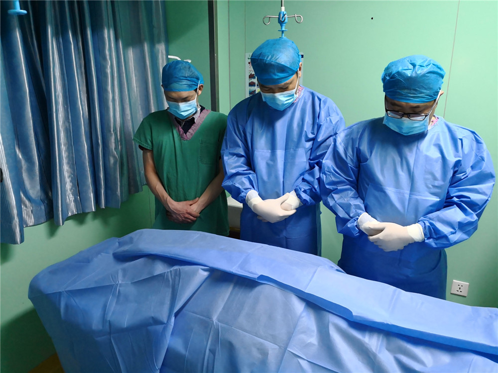 2、竹溪县中医院，器官获取小组医生集体向捐献者亮亮的遗体鞠躬致敬。.jpg