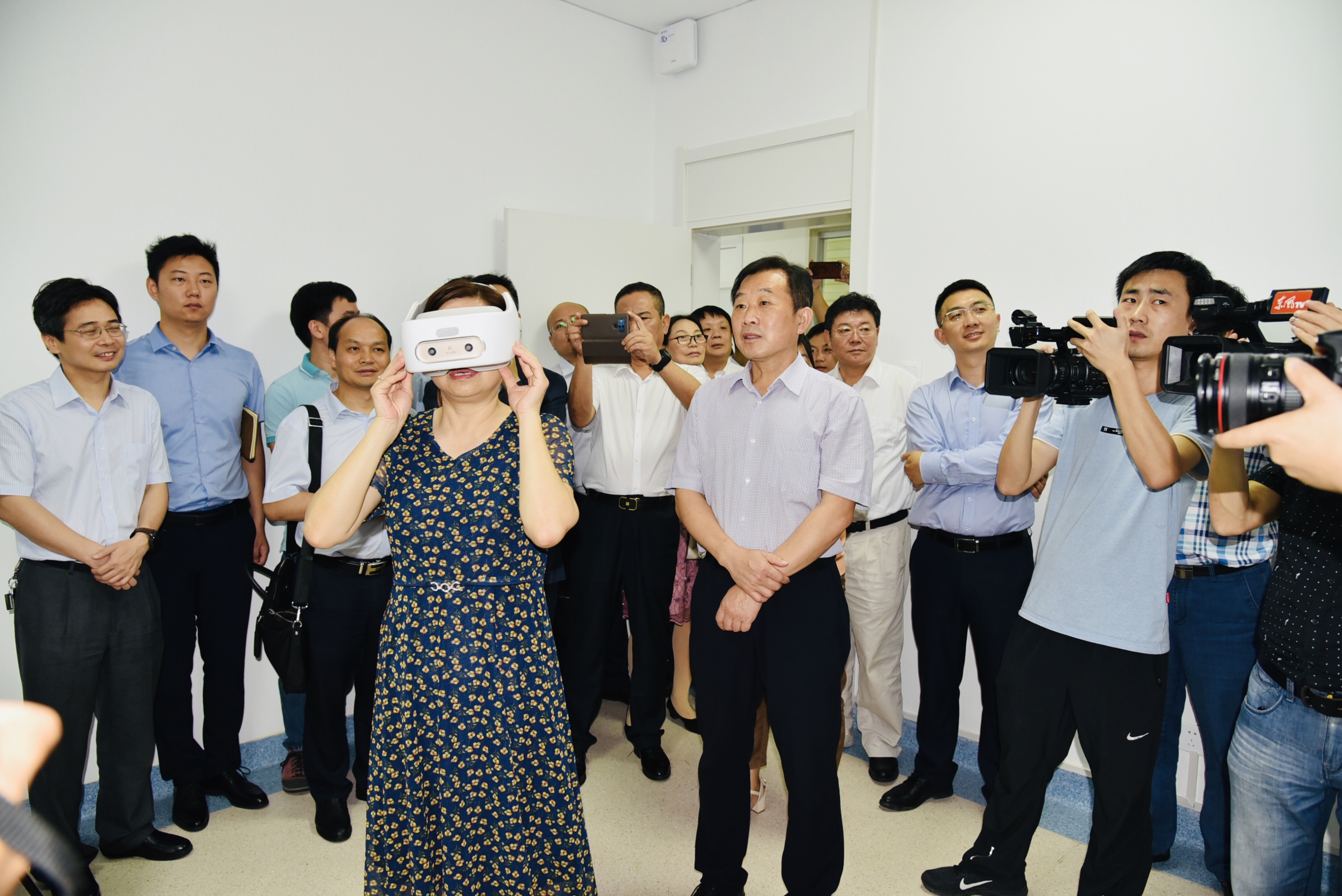与会领导和媒体朋友现场感受5G+VR技术远程手术场景.jpg