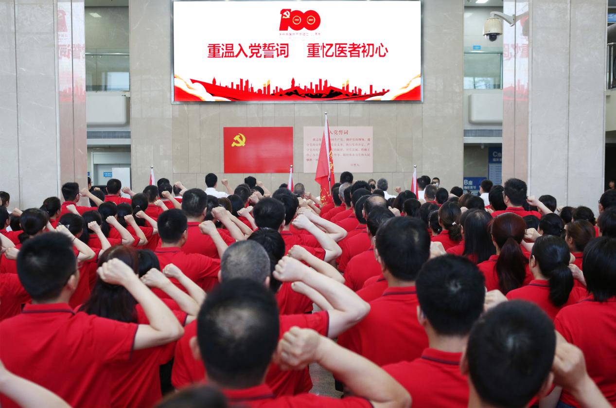7月1日，国药东风总医院全体党员重温入党誓词。张启国摄 (14)
